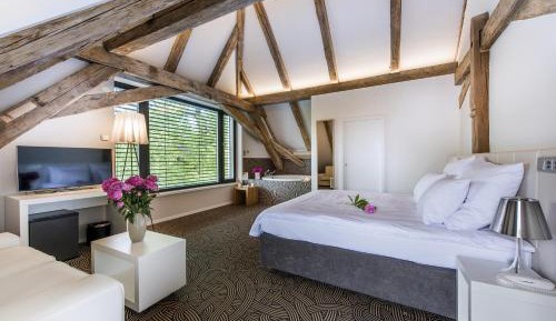 King Suite with Spa Bath