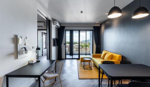 Deluxe Family King Bed & Bunk Bed with Living, Free 24hrs. Co-working space