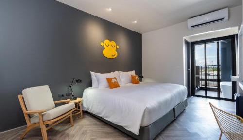 Deluxe King Bed with Outside Bathtub, Free 24hrs. Co-working space