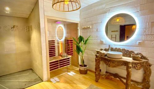 Queen Suite with Spa Bath