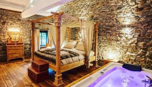 Deluxe Suite with Spa Bath