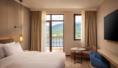 Suite with Lake View