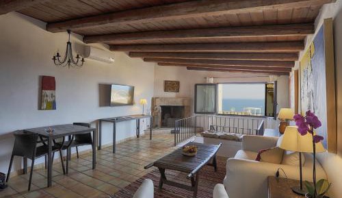 Deluxe One-Bedroom Suite