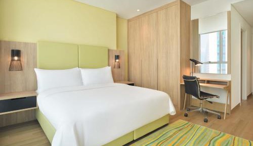 One Bedroom Apartment, 1 King, Partial Sea View, High Floor, Beach Access