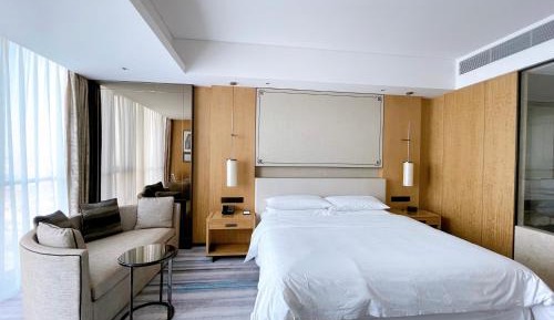 Deluxe King Bed Room, Guest room, 1 King, City view