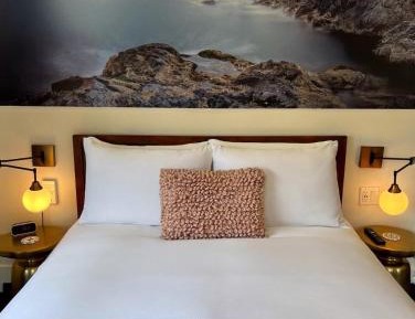 Queen Room with Balcony - Mt. Gardner