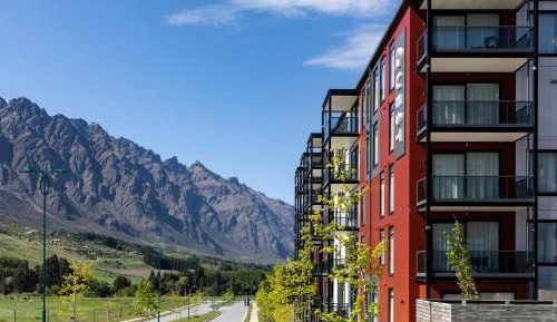 Apartment with Mountain View
