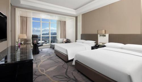 Deluxe King or 2 Double Room