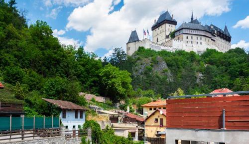 This bungalow's standout features are the private pool, spa bath and fireplace. Guests will find a stovetop, a refrigerator, a dishwasher and kitchenware in the well-fitted kitchen. The bungalow also features a barbecue. The spacious air-conditioned bunga