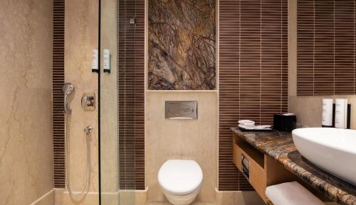 Guest Room Twin Beds City View : Enjoy 15% off on Food & Soft Beverages and 1+1 on Select Alcoholic Beverages at Twenty One Bar & Café (4:00 PM to 8:00 PM)