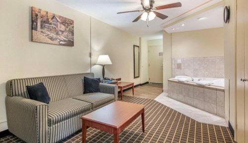 King Suite with Sofa Bed and Hot Tub