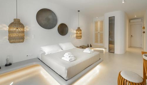 Deluxe Queen Suite