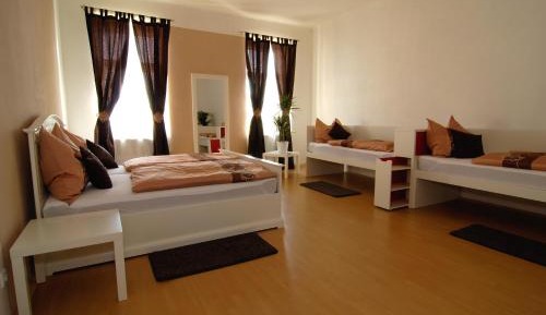 Quadruple Room with Shared Bathroom and Square View