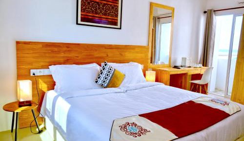 Deluxe Double Room with Side Sea View