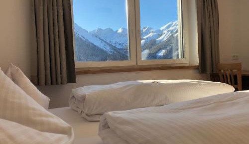 Apartment with Mountain View