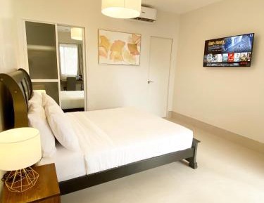 Deluxe Queen Suite