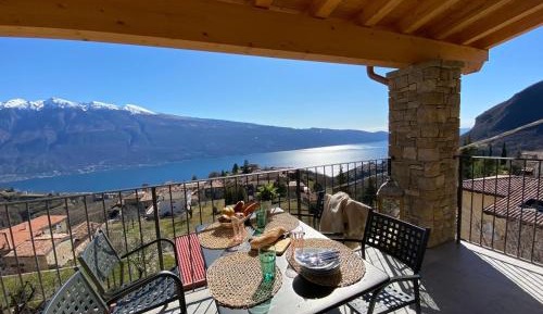 Superior One-Bedroom Apartment with Lake View