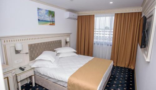 Deluxe Room (2 Adults + 1 Child)