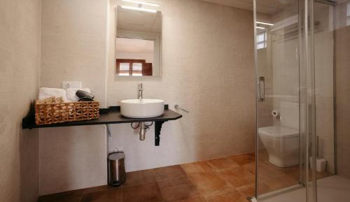 Habitación Cuádruple Superior con Balcón y Vistas al Castillo