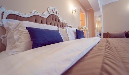 Deluxe Room (2 Adults + 1 Child)