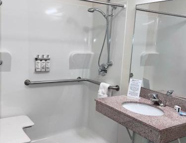 Queen Studio Suite with Bath Tub - Mobility Accessible - Non-Smoking
