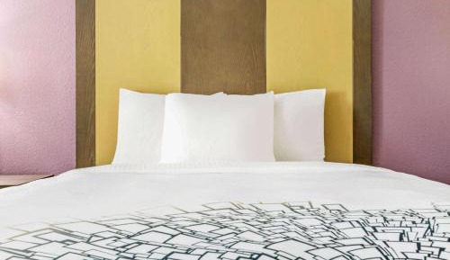 Deluxe King Suite with Mobility/Hearing Impaired Access - Non-Smoking