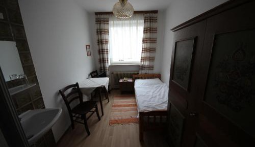 Single Room with Shared Toilet