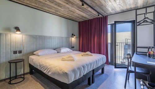 Standard Room with Courtyard View