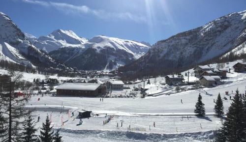 Apartment with Mountain View