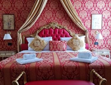 Deluxe Suite "Giacomo Casanova" with Campo Santo Stefano View	