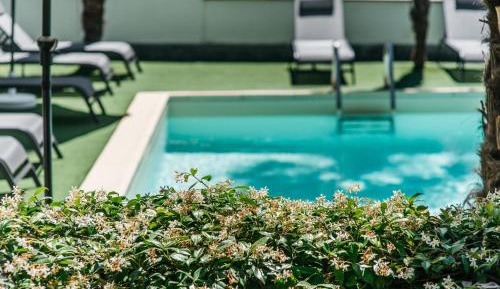 Apartment with Pool View 