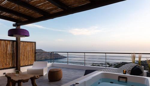 Two Bedroom Apartment with Jetted Tub and Sea View-Split Level