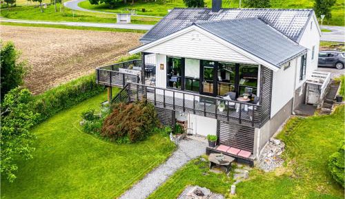 Three-Bedroom Holiday Home 