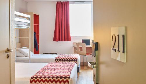 Quadruple 1 Double Bed 2 Single Beds