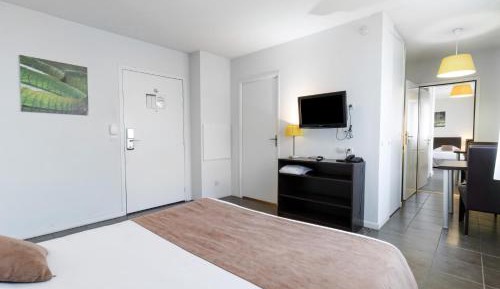 Two Connecting Studio (1-4 Adults)