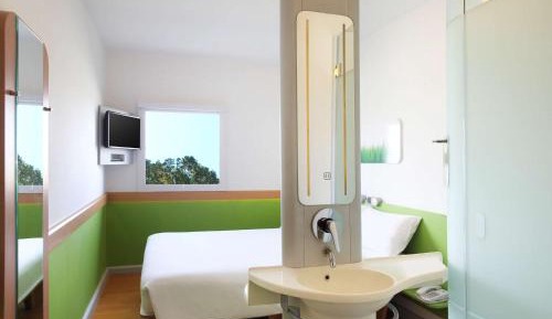 Standard Queen Room with Runaway View