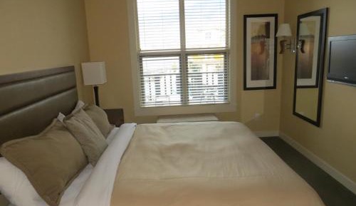 One-Bedroom Suite with Mountain View