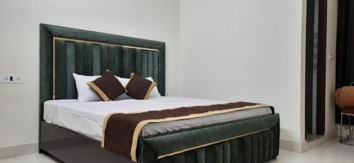 Deluxe Double Room (2 Adults + 1 Child)