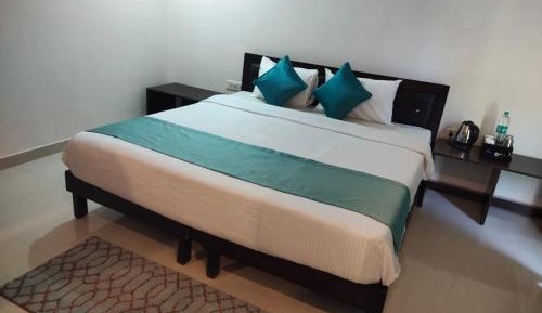 Deluxe Double Room (2 Adults + 1 Child)