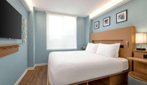 Deluxe King Room - Non-Smoking