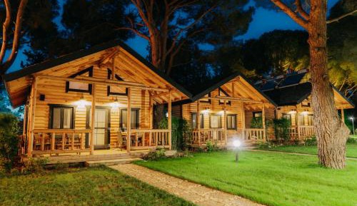 Deluxe Double Room (2 Adults + 1 Child)