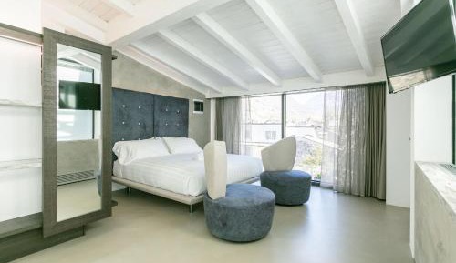 Suite with Mountain View