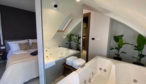 Queen Suite with Spa Bath