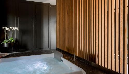 King Suite with Spa Bath