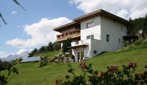 One-Bedroom Apartment with Mountain View