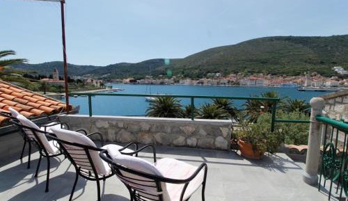 Two Bedroom Apartment with Terrace and Sea View