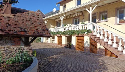 Apartment with Mountain View