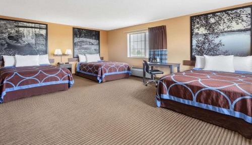 Suite with Three Queen Beds - Non-Smoking