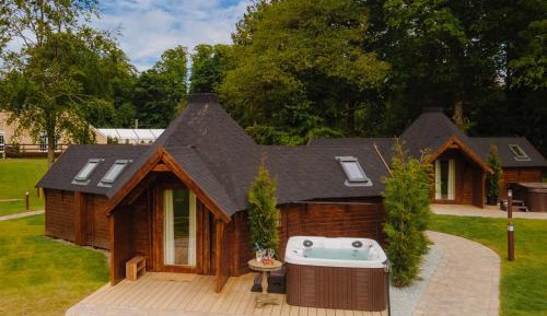 Lodge With Hot Tub