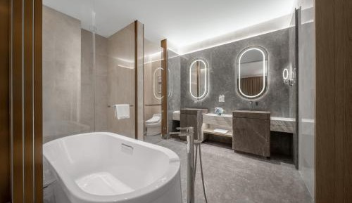 King Suite with Creek View